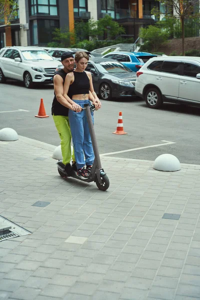 Junge Frau Und Ihr Freund Bewegen Sich Mit Einem Roller — Stockfoto