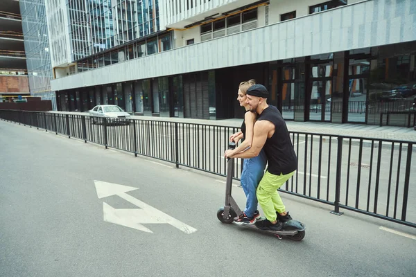Junger Mann Mit Freundin Fährt Mit Roller Durch Die Stadt — Stockfoto