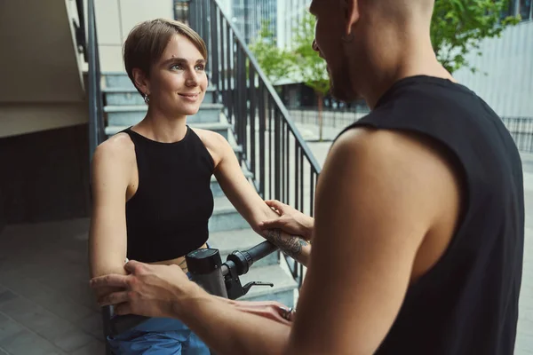 Guy Und Seine Freundin Kommunizieren Auf Einem Stadtspaziergang Sie Haben — Stockfoto