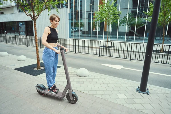 Frau Sportkleidung Fährt Roller Durch Die Straßen Der Stadt Sie — Stockfoto