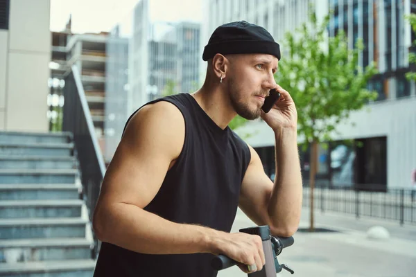 Mladý Muž Skútrem Stojí Schodech Mluví Telefonu — Stock fotografie
