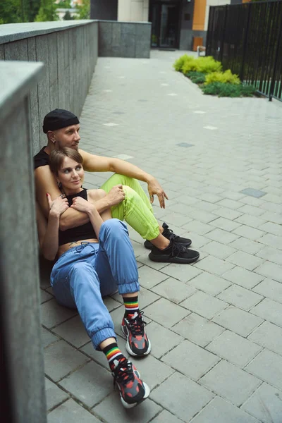 Νέοι Κάθονται Αγκαλιασμένοι Στο Πεζοδρόμιο Φορώντας Άνετα Καθημερινά Ρούχα — Φωτογραφία Αρχείου