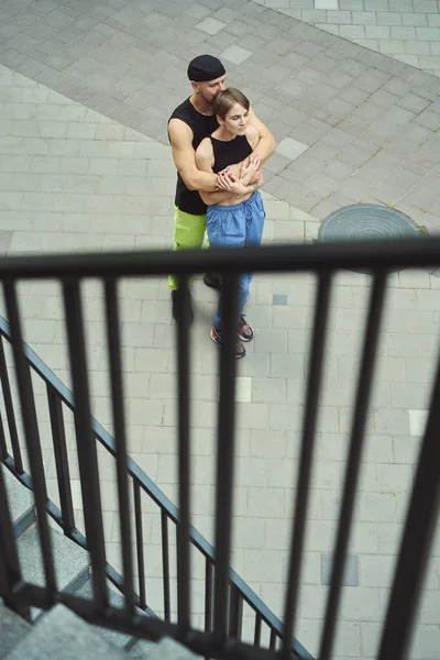 若いカップルが立って抱擁し 歩道で 人々は街歩きをしている — ストック写真