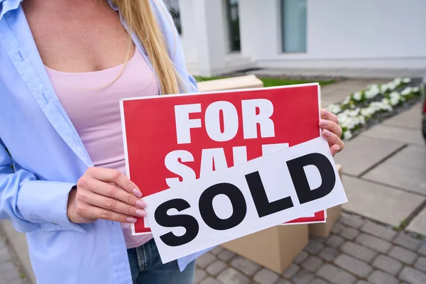 Young Woman Holds Sign Her Hands Sale Sold Woman Stands — Stock Photo, Image