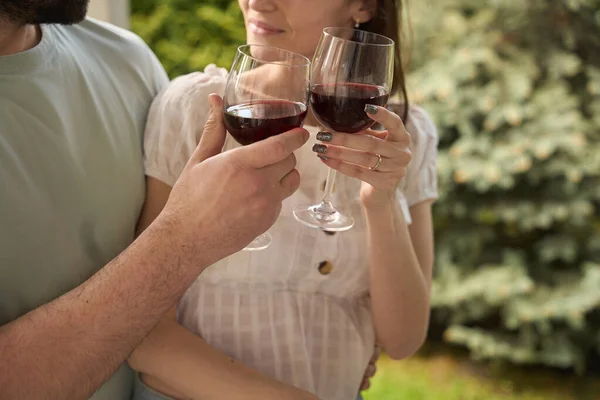 Karı Koca Kulübelerinin Arka Bahçesinde Dinleniyorlar Bir Bardak Şarap Içiyorlar — Stok fotoğraf