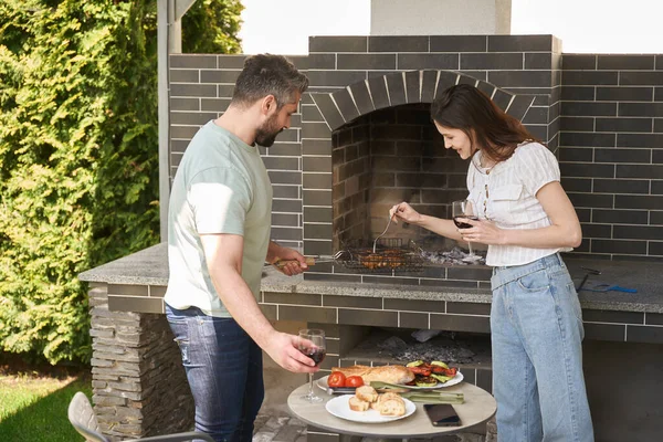 Spouses Cook Food Large Oven Backyard People Comfortable Casual Clothes — Stock Photo, Image