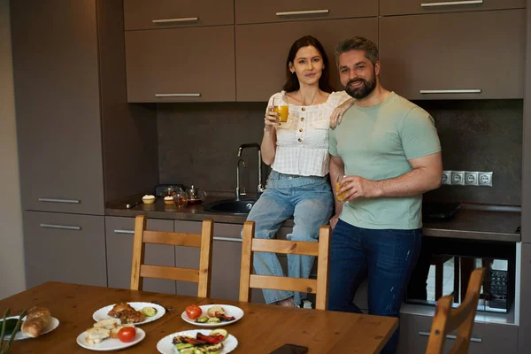 Karı Koca Mutfakta Kahvaltı Ahşap Bir Masada Servis Ediliyor — Stok fotoğraf