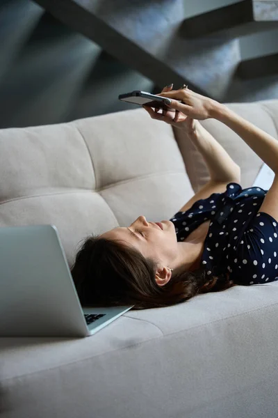 Beautiful Woman Holds Mobile Phone Her Hands Next Laptop She — Stock Photo, Image