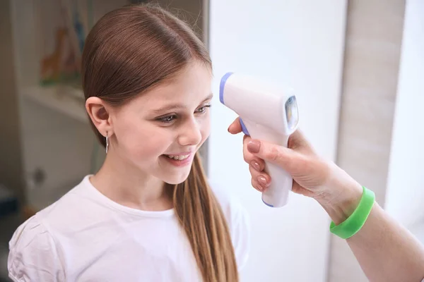 Doctor Measures Body Temperature Girl Non Contact Infrared Thermometer Woman — Stock Photo, Image