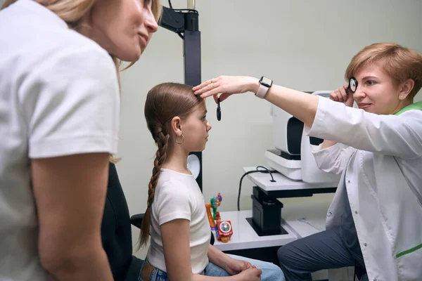 Junge Patientin Ist Der Klinik Bei Einem Termin Beim Augenarzt — Stockfoto