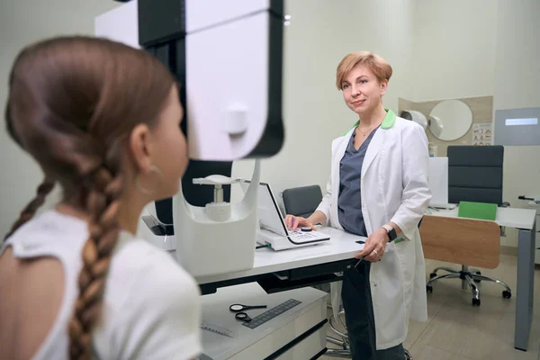 Specialist Ophthalmologist Examines Eyes Girl Modern Equipment Woman Medical Gown — Stock Photo, Image