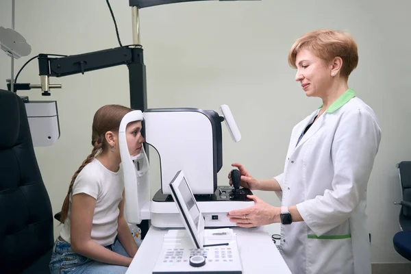 Oftalmolog Genç Bir Bayanın Gözlerini Modern Ekipmanlarla Inceliyor Tıbbi Önlüklü — Stok fotoğraf