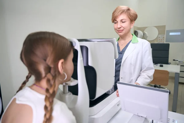 Ophthalmologist Workplace Examines Eyes Young Patient Special Apparatus Doctor Uses — Stock Photo, Image