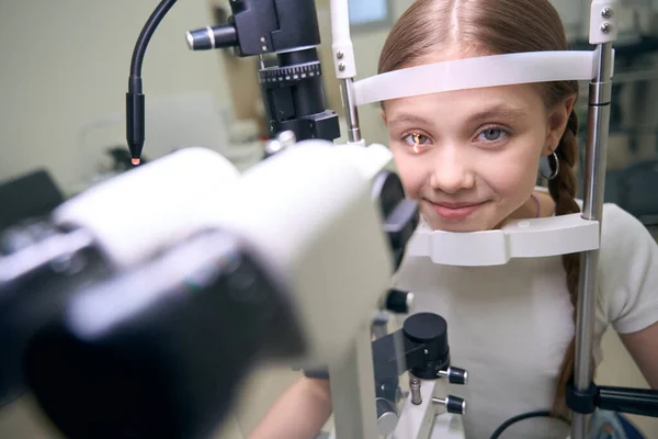 Улыбающаяся Девушка Проходит Офтальмологическое Обследование Специальном Оборудовании Два Косички — стоковое фото