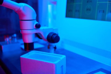 Biyomateryali donmaya hazırlamak için laboratuvar araçları, sıvı nitrojen içeren özel bir kutu kullanılır