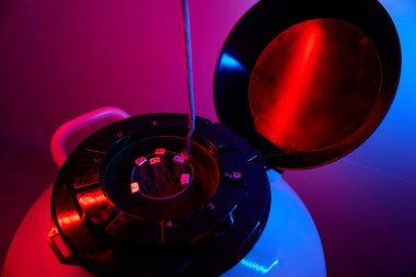 Laboratuvardaki bir kriyokapsüle biyomateryal ile test tüplerinin batırılması, modern ekipmanlar kriyokoruma için kullanılır.