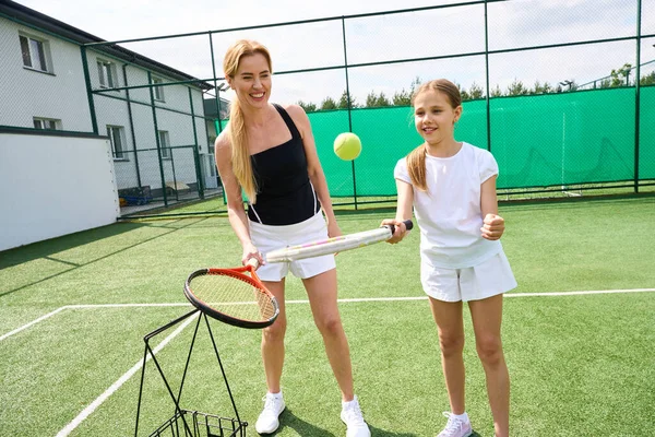 Χαρούμενη Μητέρα Μαθαίνει Στην Κόρη Της Παίζει Τένις Κορίτσι Χτυπάει — Φωτογραφία Αρχείου