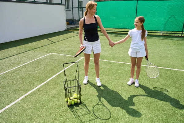 Mädchen Und Frau Auf Dem Tennisplatz Das Weibchen Hält Die — Stockfoto