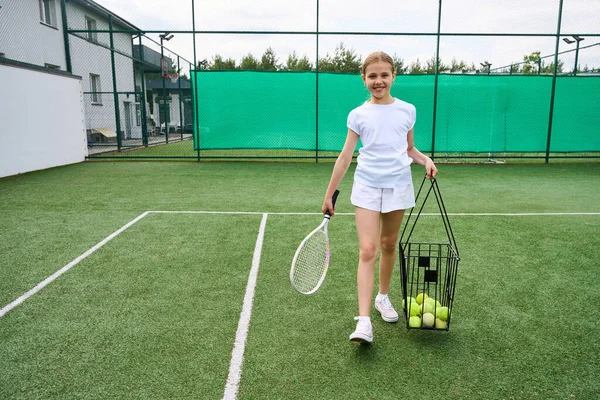Genç Tenisçi Elinde Raket Bir Sepet Topla Sahada Yeşil Çimlerle — Stok fotoğraf