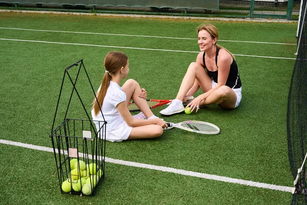 Fille Heureuse Avec Mère Reposent Sur Herbe Sur Court Tennis — Photo