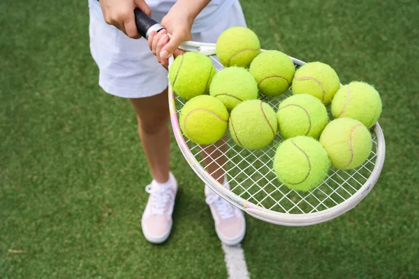 Chica Tiene Montón Bolas Amarillas Una Raqueta Tenis Hierba Verde —  Fotos de Stock