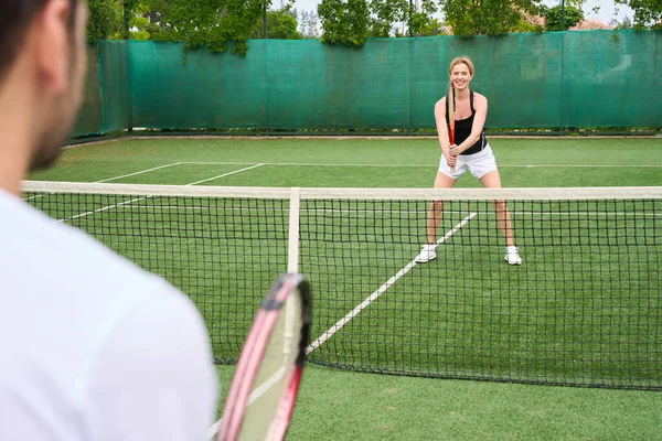 Hombre Mujer Jugando Tenis Cancha Tenis Gente Ropa Deportiva —  Fotos de Stock