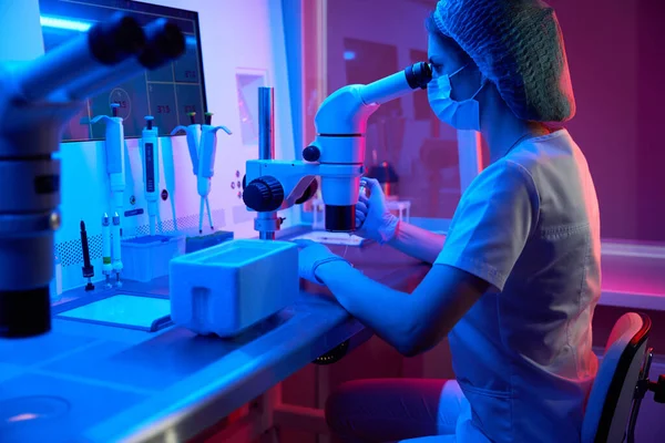 Female Embryologist Works Biomaterial Cryopreservation She Uses Micromanipulator Set Liquid — Stock Photo, Image
