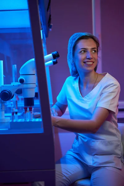 Молодая Женщина Рабочем Месте Криолаборатории Столе Мощным Микроскопом — стоковое фото