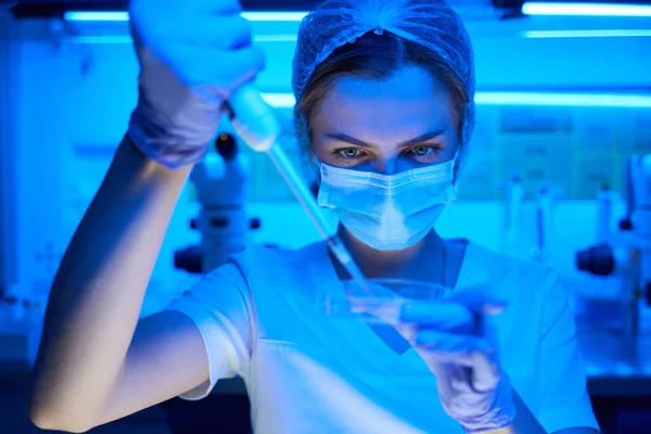 Embryologist Protective Mask Manipulates Biomaterial She Uses Petri Mug Special — Stock Photo, Image