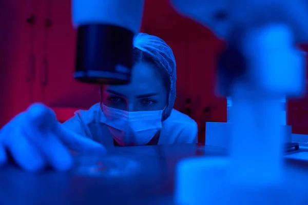Cute Female Places Petri Mug Biomaterial Powerful Microscope She Wearing — Stock Photo, Image