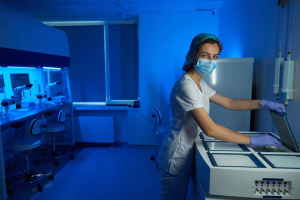 Woman Medical Uniform Sends Container Biompterial Cryochamber Optimal Conditions Maintained — Stock Photo, Image