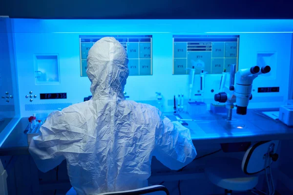 멸균실에서 배아학자는 배아의 생검을 Micromanipulator 세트를 — 스톡 사진