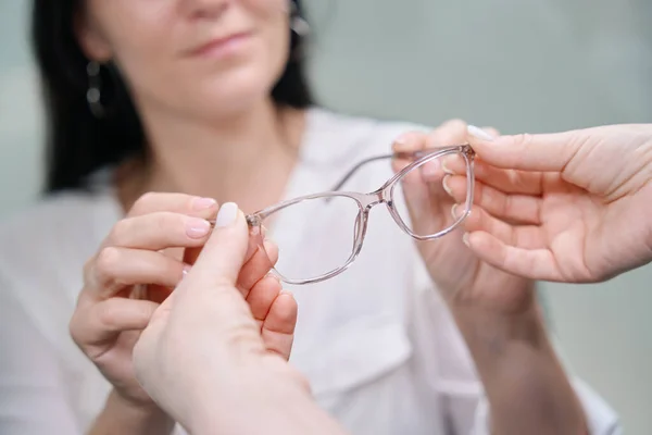 Zbliżenie Rąk Optyków Dających Parę Okularów Dorosłej Klientce — Zdjęcie stockowe
