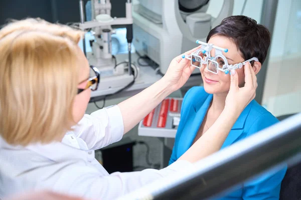 Augenärztin Probiert Rahmen Mit Polarisierenden Filtern Auf Lächelndem Patientinnengesicht Aus — Stockfoto