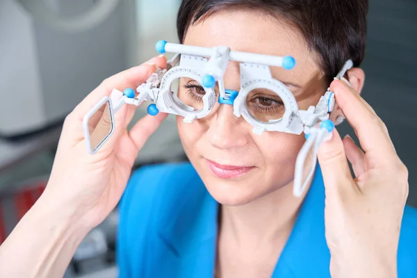 Ophthalmic Professional Placing Trial Frame Polarizing Filters Female Client Face — Stock Photo, Image