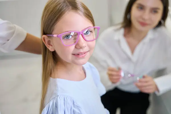 Dívka Brýlích Pózuje Pro Kameru Přítomnosti Rodiče Optické Prodejny Konzultant — Stock fotografie