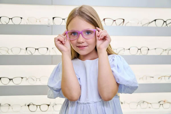 Ritratto Vita Bambino Sereno Che Prova Paio Occhiali Davanti Alla — Foto Stock