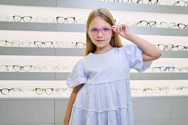 Itsevarma Nuori Nainen Yrittää Uusia Silmälaseja Optisessa Myymälässä — kuvapankkivalokuva