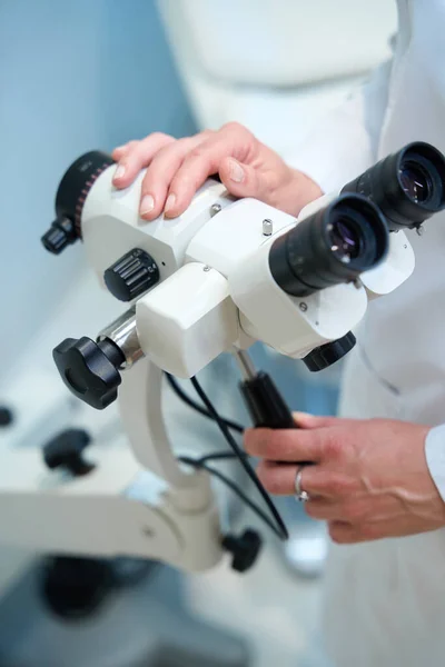 Gynécologue Sur Lieu Travail Dans Cabinet Gynécologique Médecin Utilise Microscope — Photo