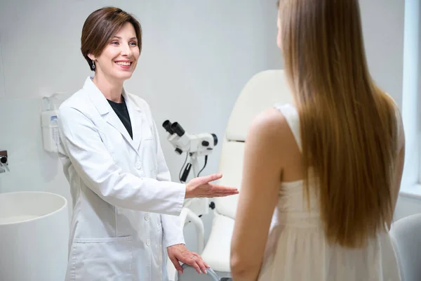 Female Doctor Offers Patient Stay Gynecological Chair Young Lady Appointment — Stock Photo, Image