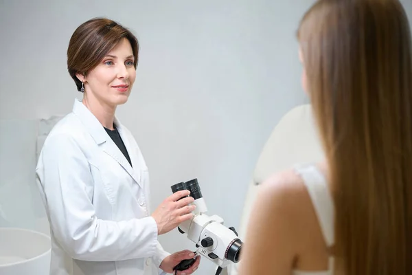 Žena Lékař Používá Gynekologický Mikroskop Své Práci Mladá Dáma Schůzku — Stock fotografie