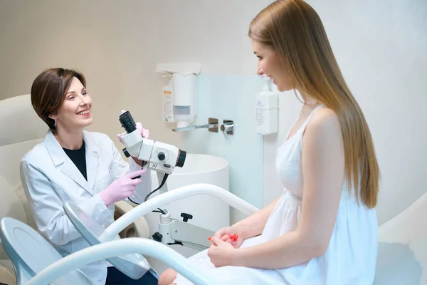 Gynekolog Používá Gynekologický Mikroskop Své Práci Mladý Pacient Nachází Gynekologickém — Stock fotografie