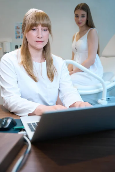 Wanita Muda Dikonsultasikan Oleh Seorang Ginekolog Dokter Menyimpan Catatan Laptop — Stok Foto