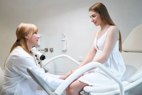 婦人科医の診察で美しい若い女性 医師は患者と暖かくコミュニケーションをとる — ストック写真