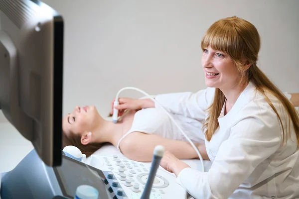 Hezký Lékař Provádí Ultrazvuk Štítné Žlázy Nastávající Matce Ultrazvuková Místnost — Stock fotografie