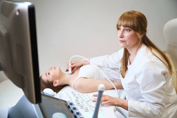 Blonde Uzist Works Modern Ultrasound Device She Does Ultrasound Thyroid — Stock Photo, Image