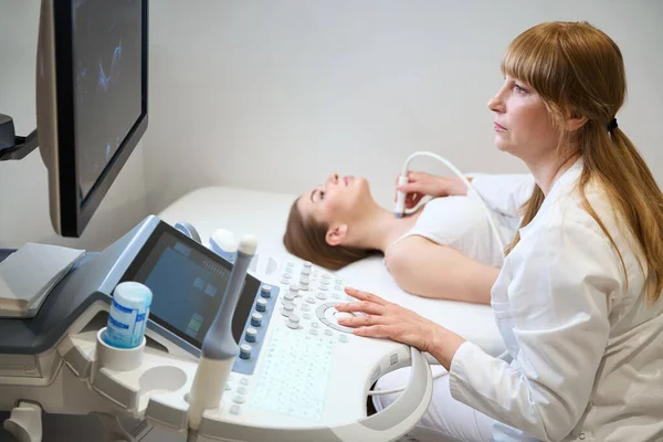Blondýnka Používá Moderní Ultrazvuk Zařízení Své Práci Ona Dělá Ultrazvuk — Stock fotografie