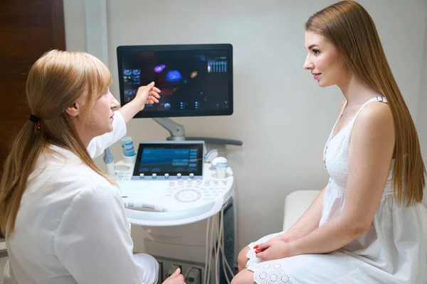 Žena Blondýny Konzultuje Mladou Ženu Ultrazvukové Místnosti Lékař Ukazuje Monitor — Stock fotografie