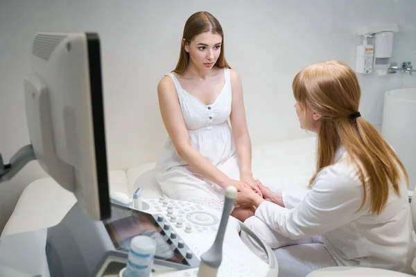 Female Doctor Warmly Communicates Young Patient Ultrasound Room Doctor Holds — Stock Photo, Image