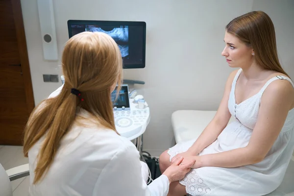 Ultrasound Doctor Ultrasound Room Young Patient Doctor Comforts Sad Woman — Stock Photo, Image